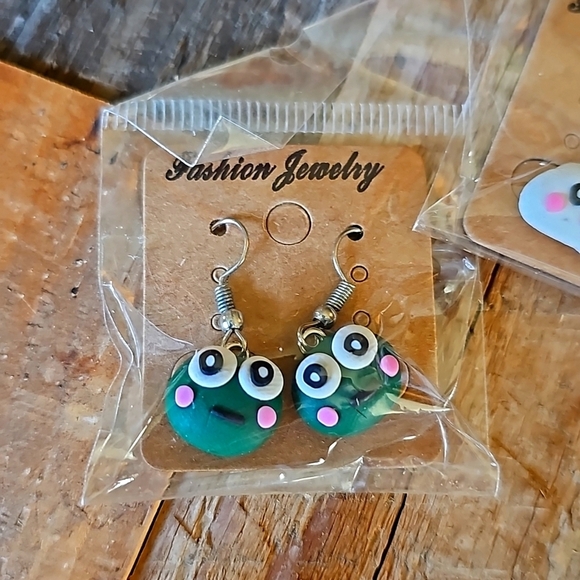 Set of 2 NEW Cute Green FROG & White CLOUD Earrings - Picture 2 of 3